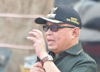 Bupati Gorontalo Sofyan Puhi saat rakor di di Desa Bongo, Kecamatan Batudaa Pantai, Kabupaten Gorontalo, Sabtu (3/10/2026)