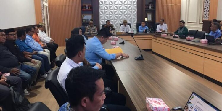 Pemerintah Kabupaten Bone Bolango menerima kunjungan kerja Pemerintah Provinsi Gorontalo bersama Kejaksaan Tinggi Gorontalo dalam rangka sosialisasi, pendataan, dan verifikasi potensi pendapatan daerah, Kamis (1/10/2026), di Ruang Rapat Bupati Bone Bolango. (Foto Firsa/Gopos)