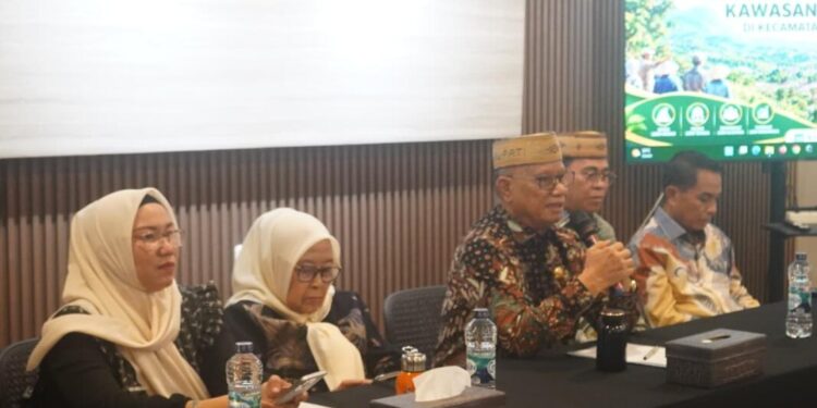 Bupati Bone Bolango, Ismet Mile saat membuka Sosialisasi Rencana Pembangunan Kawasan Perdesaan di Kecamatan Kabila Bone, Jumat (2/10/2026), di Naffil Cafe dan Resto. (Foto Onal/Prokopim)