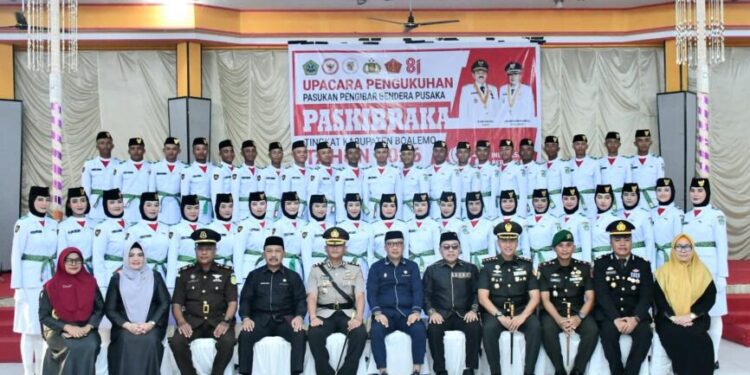 Wakil Bupati Boalemo, Lahmuddin Hambali, kukuhkan Anggota Paskibra, (Prokopim Boalemo)
