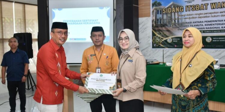 [21.48, 8/10/2026] Gopos Yusuf: Wakil Bupati Boalemo, Lahmuddin Hambali, menerima piagam perhargaan tanah wakaf, (Istimewa)
[21.55, 8/10/2026] Gopos Yusuf: