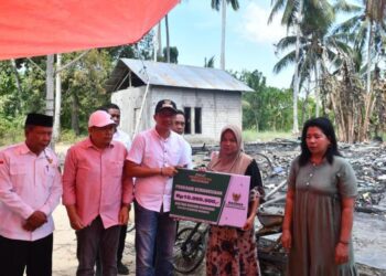 Wakil Bupati Boalemo, Lahmuddin Hambali, memberikan bantuan korban kebakaran di Kecamatan Mananggu, (Prokopim Boalemo)