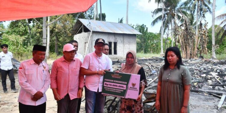 Wakil Bupati Boalemo, Lahmuddin Hambali, memberikan bantuan korban kebakaran di Kecamatan Mananggu, (Prokopim Boalemo)