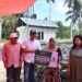 Wakil Bupati Boalemo, Lahmuddin Hambali, memberikan bantuan korban kebakaran di Kecamatan Mananggu, (Prokopim Boalemo)