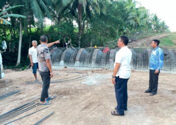 Bupati Boalemo, Rum Pagau, di dampingi Wakil Bupati, Lahmuddin Hambali, saat mengunjungi segmen Polohungo - Tanah Putih, (Prokopim Boalemo)