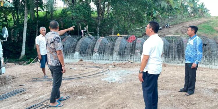 Bupati Boalemo, Rum Pagau, di dampingi Wakil Bupati, Lahmuddin Hambali, saat mengunjungi segmen Polohungo - Tanah Putih, (Prokopim Boalemo)