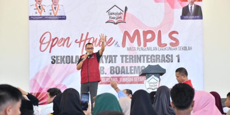 Wakil Bupati Boalemo, Lahmuddin Hambali, memberikan sambutan pembukaan MPLS sekolah Rakyat, (Prokopim Boalemo)