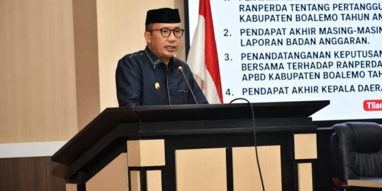 Wakil Bupati Boalemo, Lahmuddin Hambali, memberikan sambutan rapat paripurna DPRD Boalemo, (Prokopim Boalemo)