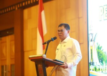 Sekda Iwan Mustapa saat menghadiri kegiatan Peningkatan Kapasitas Pengelola Keuangan dan Aset Desa se-Kabupaten Bone Bolango di Swiss-Belhotel Maleosan, Manado, Senin (12/10/2026). (Foto Onal/Prokopim)