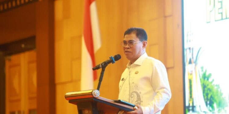 Sekda Iwan Mustapa saat menghadiri kegiatan Peningkatan Kapasitas Pengelola Keuangan dan Aset Desa se-Kabupaten Bone Bolango di Swiss-Belhotel Maleosan, Manado, Senin (12/10/2026). (Foto Onal/Prokopim)