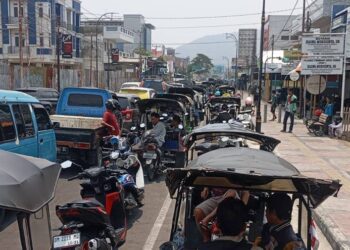 Antrean BBM di Kawasan simpang empat Kota Gorontalo yang mengular hingga area pasar sentral kota Gorontalo.