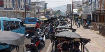 Antrean BBM di Kawasan simpang empat Kota Gorontalo yang mengular hingga area pasar sentral kota Gorontalo.