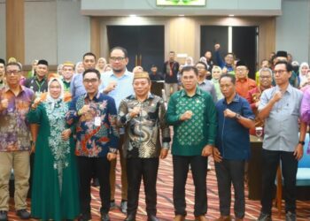 Sekda Iwan Mustapa saat menghadiri kegiatan Bimbingan Teknis Pengendalian dan Evaluasi Pembangunan Daerah yang digelar di Aryaduta Hotel Manado, Selasa (13/10/2026). (Foto Onal/Prokopim)