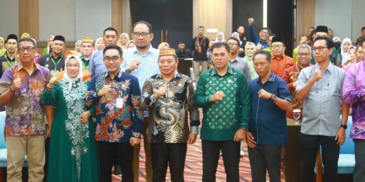 Sekda Iwan Mustapa saat menghadiri kegiatan Bimbingan Teknis Pengendalian dan Evaluasi Pembangunan Daerah yang digelar di Aryaduta Hotel Manado, Selasa (13/10/2026). (Foto Onal/Prokopim)