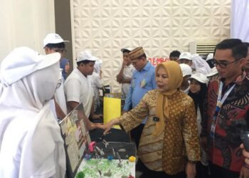 Beragam karya murid Sekolah Nasional Terintegrasi (SNT) 6 Bone Bolango, mulai dari seni tari, robotika hingga aplikasi digital, mencuri perhatian Wakil Gubernur Gorontalo Idah Syahidah Rusli Habibie saat menghadiri Gelar Kriya (Open House) SNT 6 Bone Bolango di Balai Penjaminan Mutu Pendidikan (BPMP) Gorontalo, Jumat (16/10/2026).