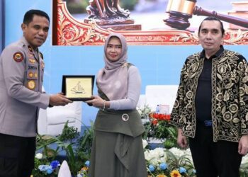Pemberian cendramata oleh Wakapolda Riau Brigjen Pol. Simson Zet Ringu, S.I.K., M.Si. kepada Prof. Dian Ekawaty Ismail dari Universitas Gorontalo