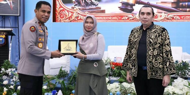 Pemberian cendramata oleh Wakapolda Riau Brigjen Pol. Simson Zet Ringu, S.I.K., M.Si. kepada Prof. Dian Ekawaty Ismail dari Universitas Gorontalo