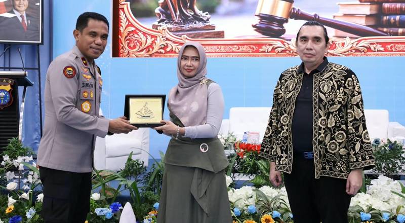 Pemberian cendramata oleh Wakapolda Riau Brigjen Pol. Simson Zet Ringu, S.I.K., M.Si. kepada Prof. Dian Ekawaty Ismail dari Universitas Gorontalo