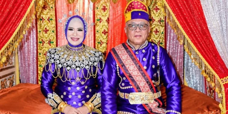 Gelar adat tersebut dianugerahkan dalam Upacara Kebesaran Adat Dulohupa Limo Pohalaa yang berlangsung di Limboto, Sabtu (17/10/2026).