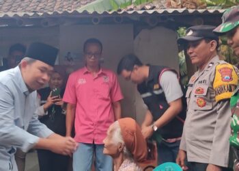 Bupati Jember Muhammad Fawait saat home care mengunjungi lansia