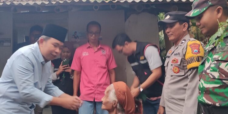 Bupati Jember Muhammad Fawait saat home care mengunjungi lansia