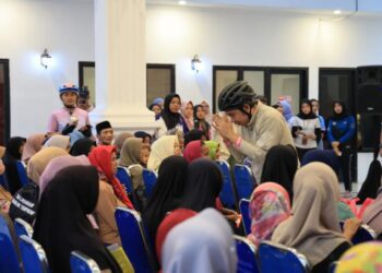 Bupati Jember Muhammad Fawait saat menyampa warga Jenggawah