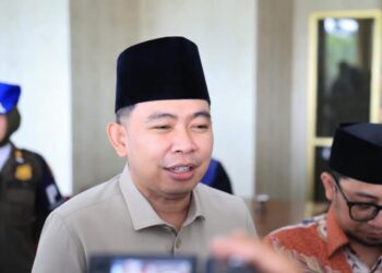 Bupati Jember Muhammad Fawait saat diwawancarai media