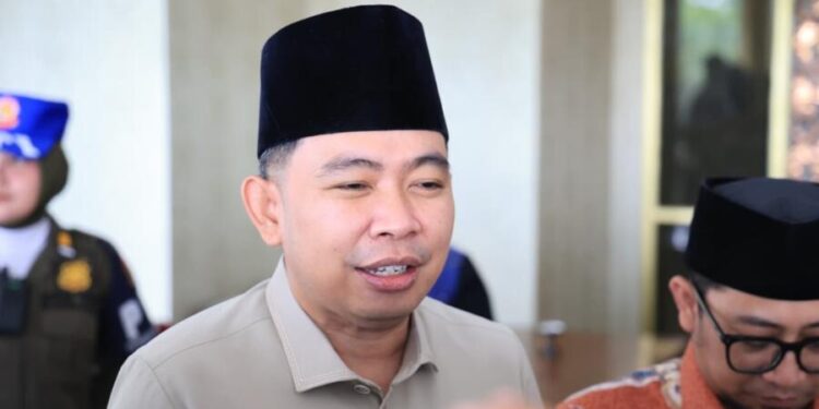 Bupati Jember Muhammad Fawait saat diwawancarai media