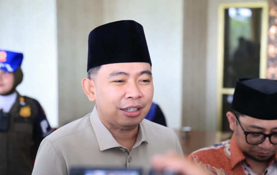 Bupati Jember Muhammad Fawait saat diwawancarai media