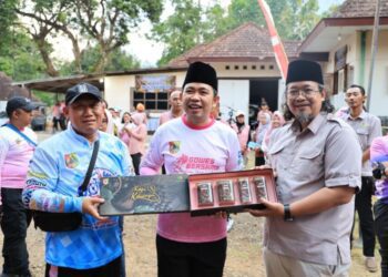 Bupati Jember Gus Fawait menunjukkan Kopi Kahyangan Jember