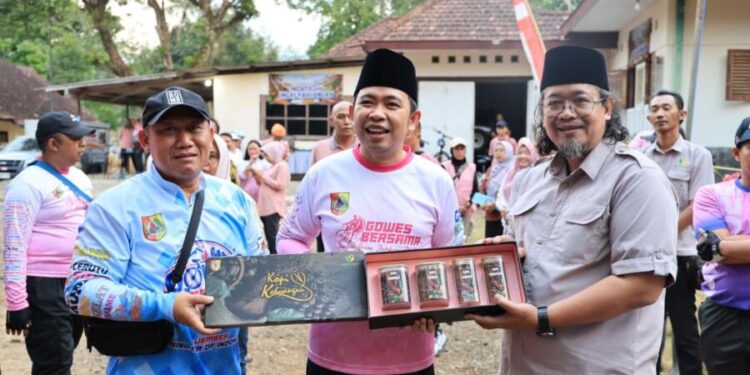 Bupati Jember Gus Fawait menunjukkan Kopi Kahyangan Jember