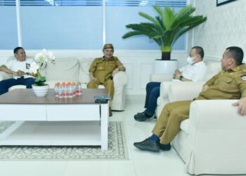 Bupati Pohuwato Saipul Mbuinga bersama kepala satker Pelaksana Jalan Nasional Wilayah II. (Prokopim Pohuwato)