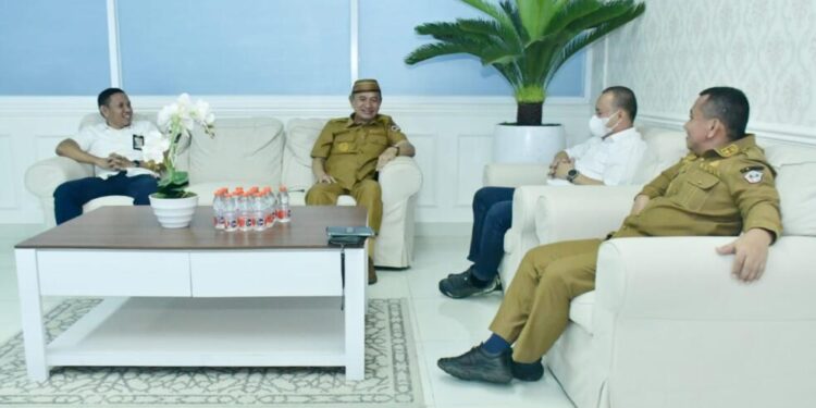 Bupati Pohuwato Saipul Mbuinga bersama kepala satker Pelaksana Jalan Nasional Wilayah II. (Prokopim Pohuwato)