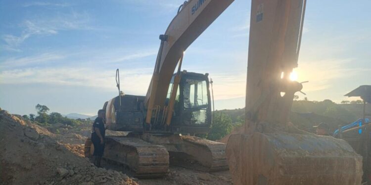 Barang bukti alat berat yang digunakan di lokasi PETI.