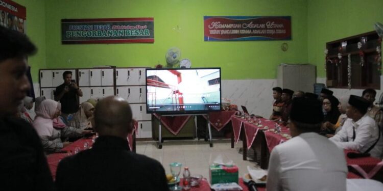 Bupati Jember Muhammad Fawait saat bertemu langsung dengan kepala sekolah.