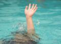 emergency kid drowing in swimming pool show up hand call for help. Ilustrasi orang tenggelam. Pixabay.