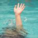 emergency kid drowing in swimming pool show up hand call for help. Ilustrasi orang tenggelam. Pixabay.