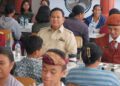Presiden Prabowo Subianto (tengah) bersiap mengikuti makan siang bersama siswa dan orang tuanya saat melakukan peninjauan di Sekolah Rakyat Menengah Pertama (SRMP) 17 Tabanan, Bali, Minggu (7/6/2026). Presiden Prabowo Subianto menyatakan bahwa kekayaan negara harus dijaga untuk memastikan masyarakat dapat hidup dengan layak dan sejahtera, salah satunya lewat jalur pendidikan. ANTARA FOTO/Nyoman Hendra Wibowo/agr