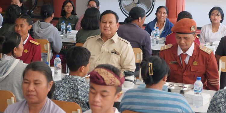 Presiden Prabowo Subianto (tengah) bersiap mengikuti makan siang bersama siswa dan orang tuanya saat melakukan peninjauan di Sekolah Rakyat Menengah Pertama (SRMP) 17 Tabanan, Bali, Minggu (7/6/2026). Presiden Prabowo Subianto menyatakan bahwa kekayaan negara harus dijaga untuk memastikan masyarakat dapat hidup dengan layak dan sejahtera, salah satunya lewat jalur pendidikan. ANTARA FOTO/Nyoman Hendra Wibowo/agr