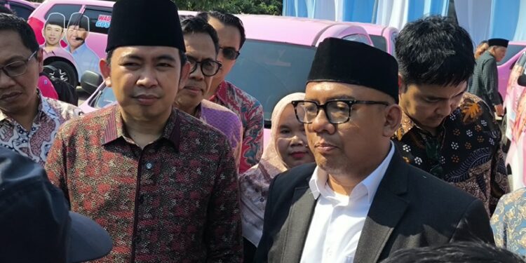 Bupati Jember Muhammad Fawait bersama rombongan saat pemberangkatan perdana mobil cinta