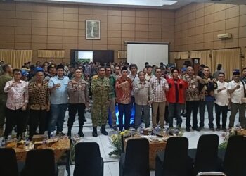 Bupati Jember Muhammad Fawait berama OPD dan Masyarakat usai melakukan dialog Pengelolaan Pasar Tanjung
