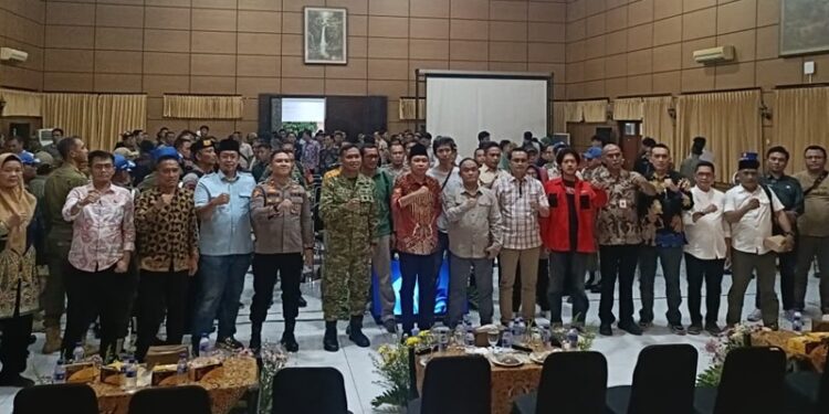 Bupati Jember Muhammad Fawait berama OPD dan Masyarakat usai melakukan dialog Pengelolaan Pasar Tanjung