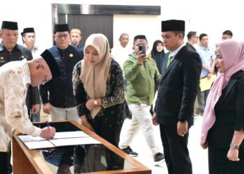 Bupati Gorontalo Sofyan Puhi melantik dan mengukuhkan 17 pejabat administrator dan pengawas di lingkungan Pemerintah Kabupaten Gorontalo, Jumat (9/10/2026).