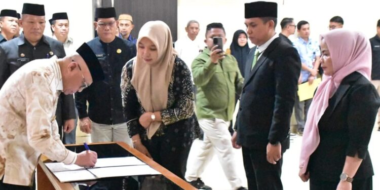 Bupati Gorontalo Sofyan Puhi melantik dan mengukuhkan 17 pejabat administrator dan pengawas di lingkungan Pemerintah Kabupaten Gorontalo, Jumat (9/10/2026).