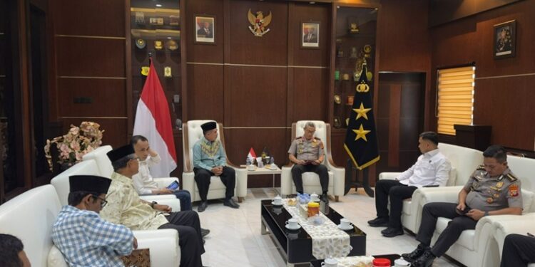 Pertemuan Kapolda Gorontalo Irjen Pol Nurworo Danang bersama Ketua PWNU Gorontalo Ibrahim T Sore terkait rencana Polda Gorontalo menjadi tuan rumah Hari Santri Nasional 2026.
