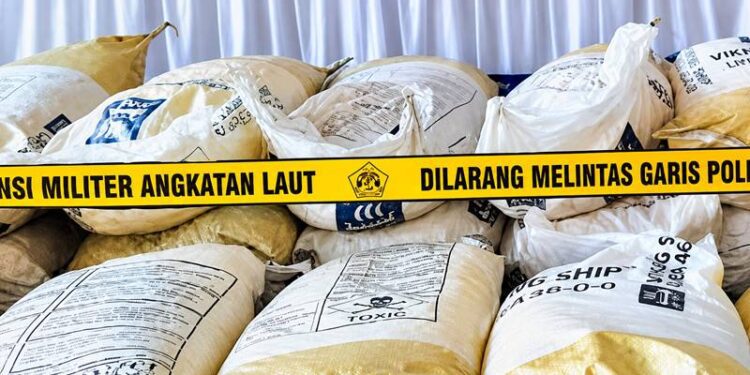 Konferensi pers terkait pengungkapan kasus penyelundupan 4 ton sianida asal Filipina di perairan Provinsi Gorontalo, yang berlangsung di markas Lanal Gorontalo, Kota Gorontalo, Selasa (29/9/2026) (ANTARA/Zulkifli Polimengo)