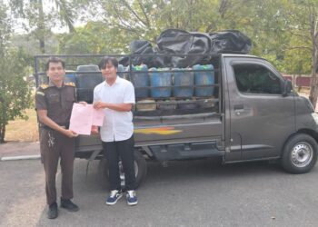 Penyerahan barang bukti solar bersubsidi ke Kejari Pohuwato, Senin (05/10/2026) (Istimewa)