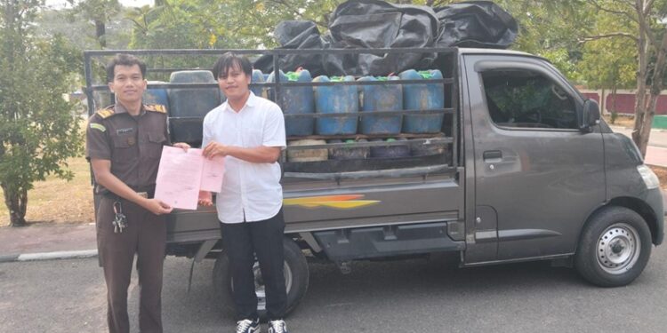 Penyerahan barang bukti solar bersubsidi ke Kejari Pohuwato, Senin (05/10/2026) (Istimewa)