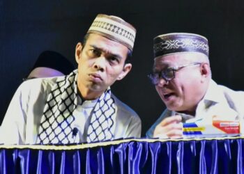 Ustad Abdul Somad bersama Bupati Sofyan Puhi disela-sela Kegiatan Tabliq Akbar, Sabtu (17/10/2026).