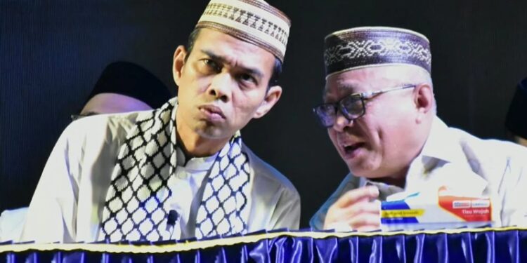 Ustad Abdul Somad bersama Bupati Sofyan Puhi disela-sela Kegiatan Tabliq Akbar, Sabtu (17/10/2026).